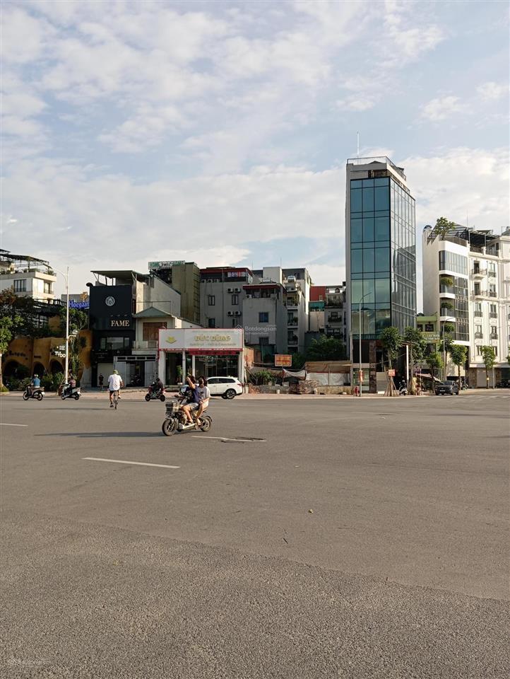 Độc quyền bán, siêu hiếm, đắc địa, mảnh đất lô góc hoa hậu mặt phố cổ linh 400m2, mt 15m, 135 tỷ.