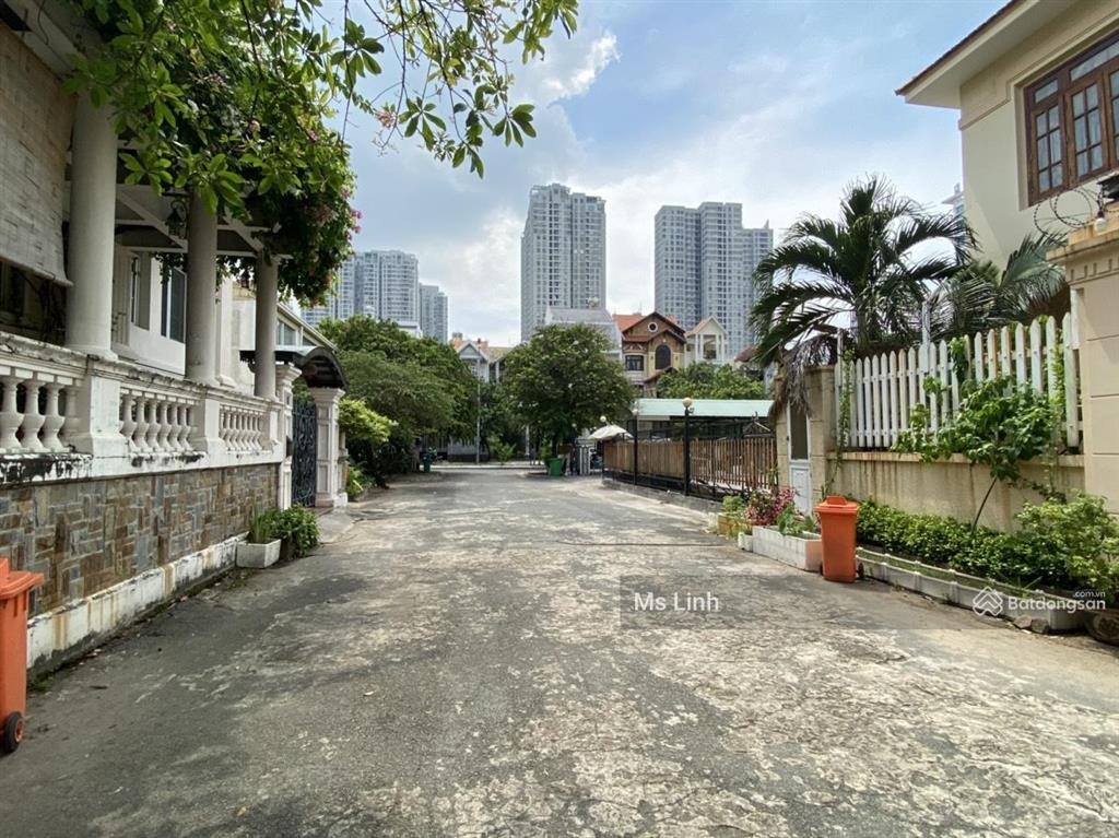 Giảm 10 tỷ  bán biệt thự sân vườn 500m2 tặng full nội thất gỗ đỏ thảo điền, dt 20x25 giá 80 tỷ