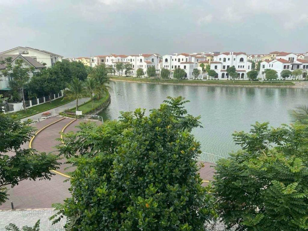 Bán BT 233m2 mặt hồ Vinhomes Thăng Long, giá rẻ nhất