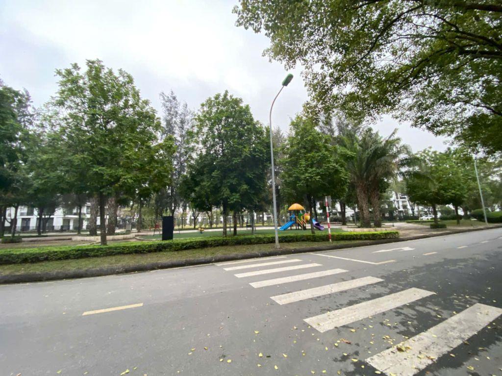 Bán BTĐL dãy BT4 Hà đô Charm Villas, DT 350m2, lô góc trục chính công viên, giá 159tr/m2