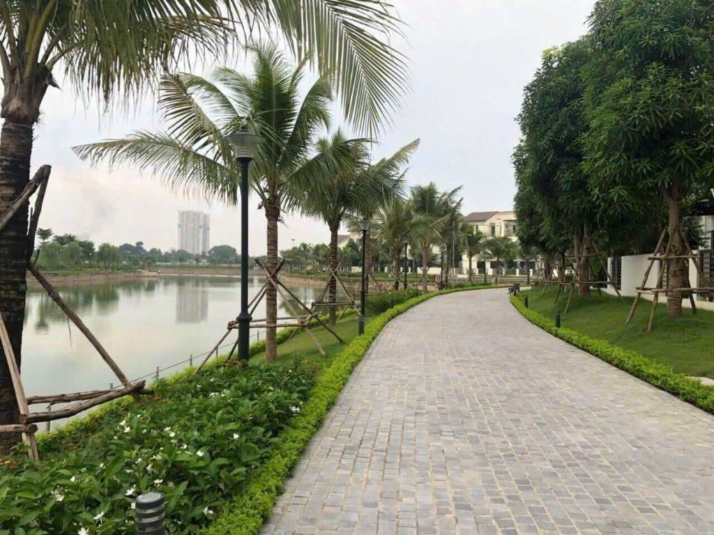 Bán biệt thự góc mặt hồ Vinhomes Thăng Long, DT 260m2, 3 tầng, hoàn thiện đẹp 