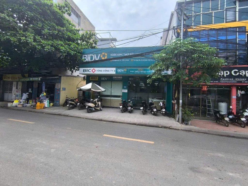 Bán nhà C4 mặt đường tỉnh 72, An Khánh, DT 238m2, đang cho bank thuê 400tr/ năm