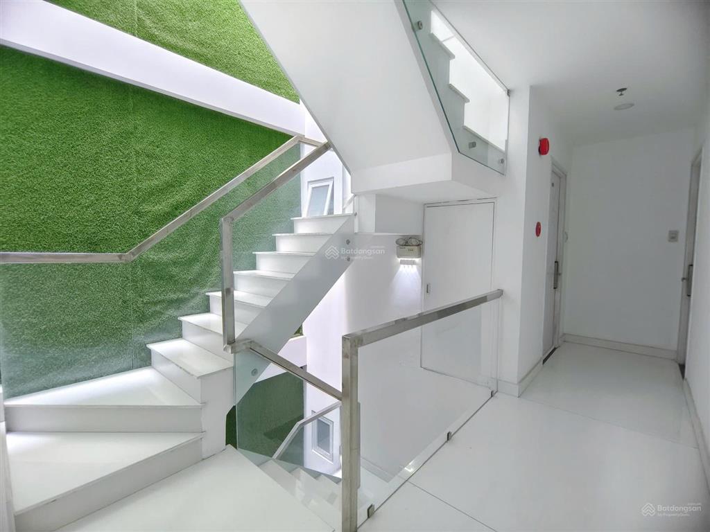 Ch 1pn ban công  gym  hồ bơi  hầm xe  bảo vệ 24/7  hồ con rùa  dinh độc lập