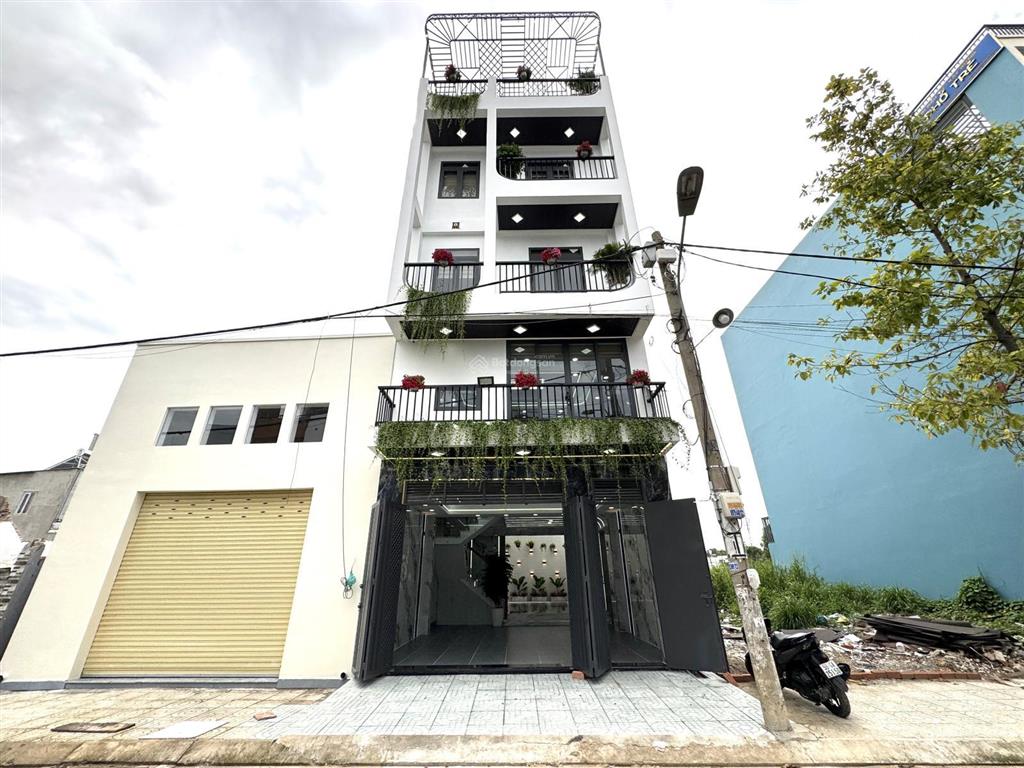 Nhà vip view đẹp. dt 81m2 5,5x15m, giá 6,45 tỷ tl điện âm nước máy view sông cực trong lành