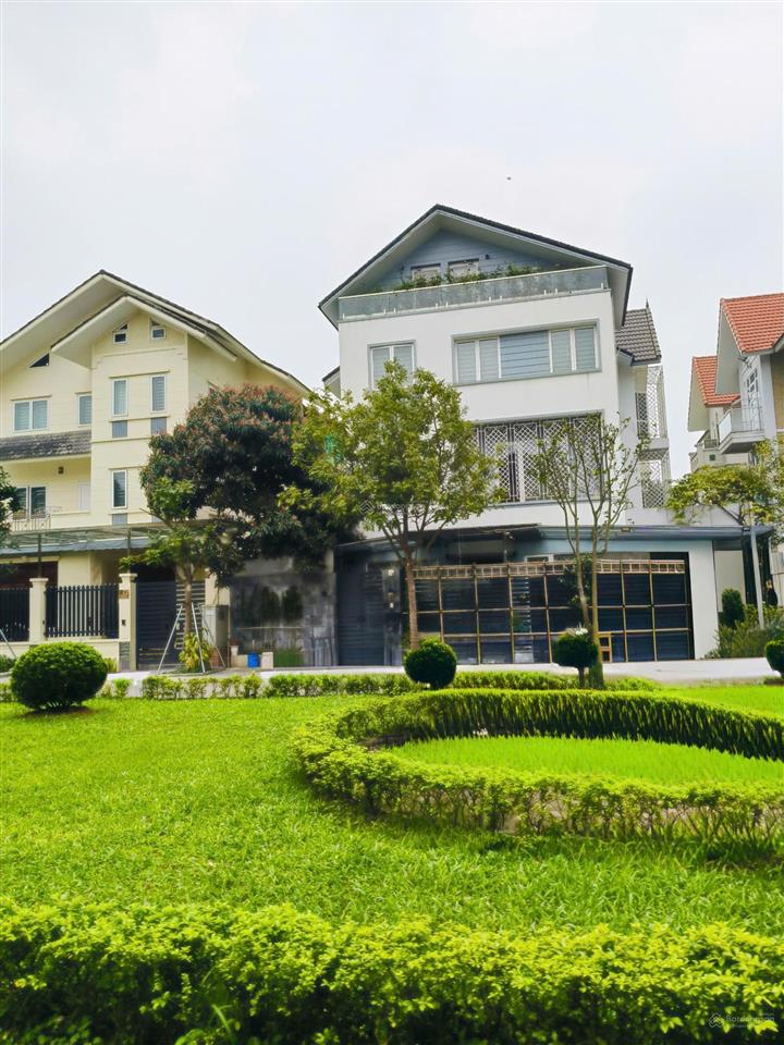 Bán biệt thự việt hưng, duy nhất 1 căn giá rẻ nhất khu vực, giá chỉ 194tr/m2, kinh doanh.