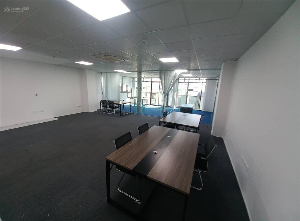 Cho thuê văn phòng duy tân 135m2 full kính và đồ, giá thuê 25tr/th, giá tham khảo tốt trong khu vực