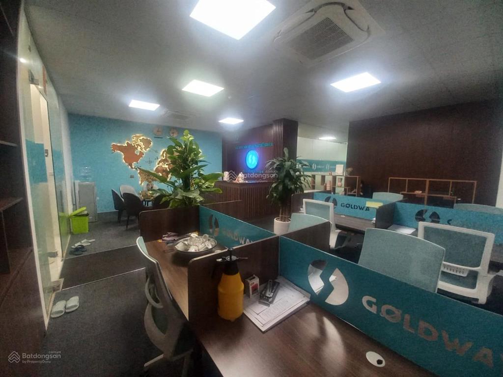 Cho thuê văn phòng duy tân 135m2 full kính và đồ, giá thuê 25tr/th, giá tham khảo tốt trong khu vực