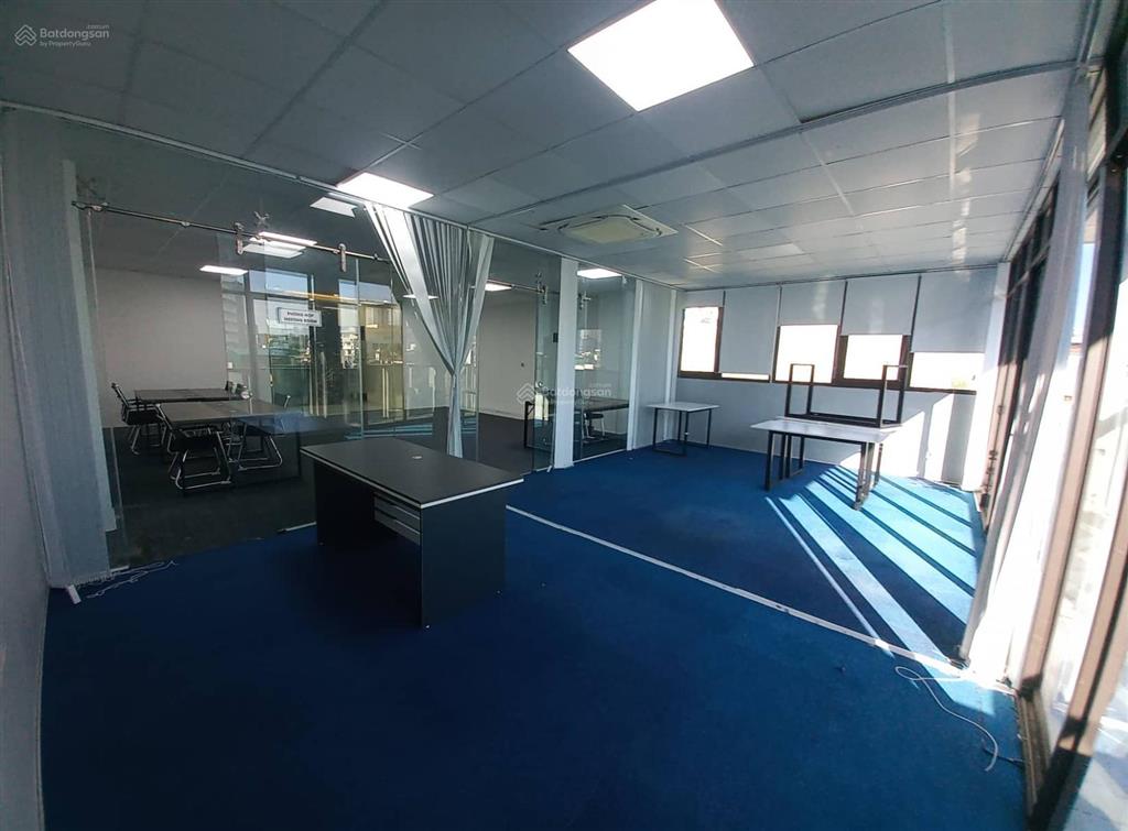 Cho thuê văn phòng duy tân 135m2 full kính và đồ, giá thuê 25tr/th, giá tham khảo tốt trong khu vực