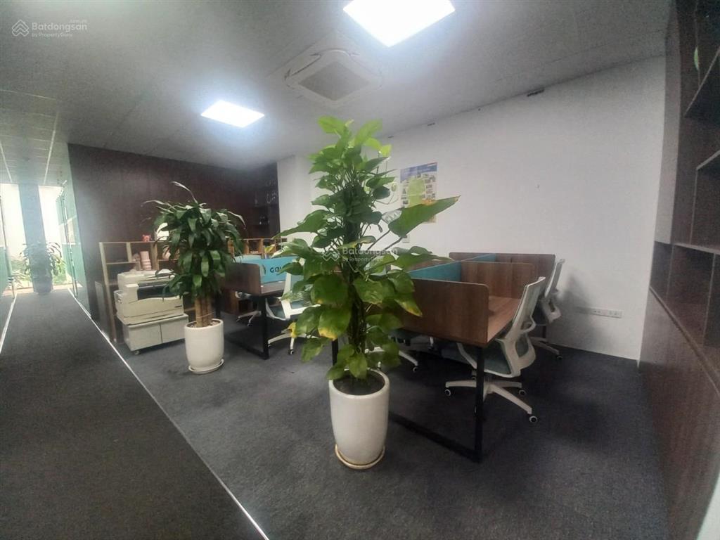 Cho thuê văn phòng duy tân 135m2 full kính và đồ, giá thuê 25tr/th, giá tham khảo tốt trong khu vực