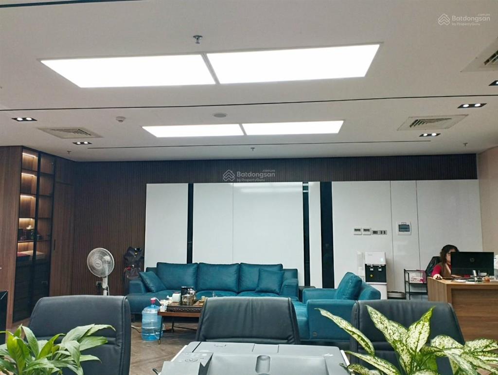 Cho thuê văn phòng duy tân 135m2 full kính và đồ, giá thuê 25tr/th, giá tham khảo tốt trong khu vực
