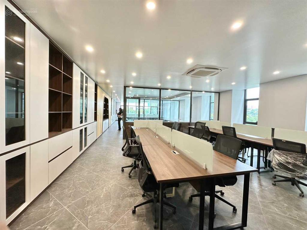 Cho thuê văn phòng mễ trì dt 140m2 giá thuê 28 triệu nhà thoáng