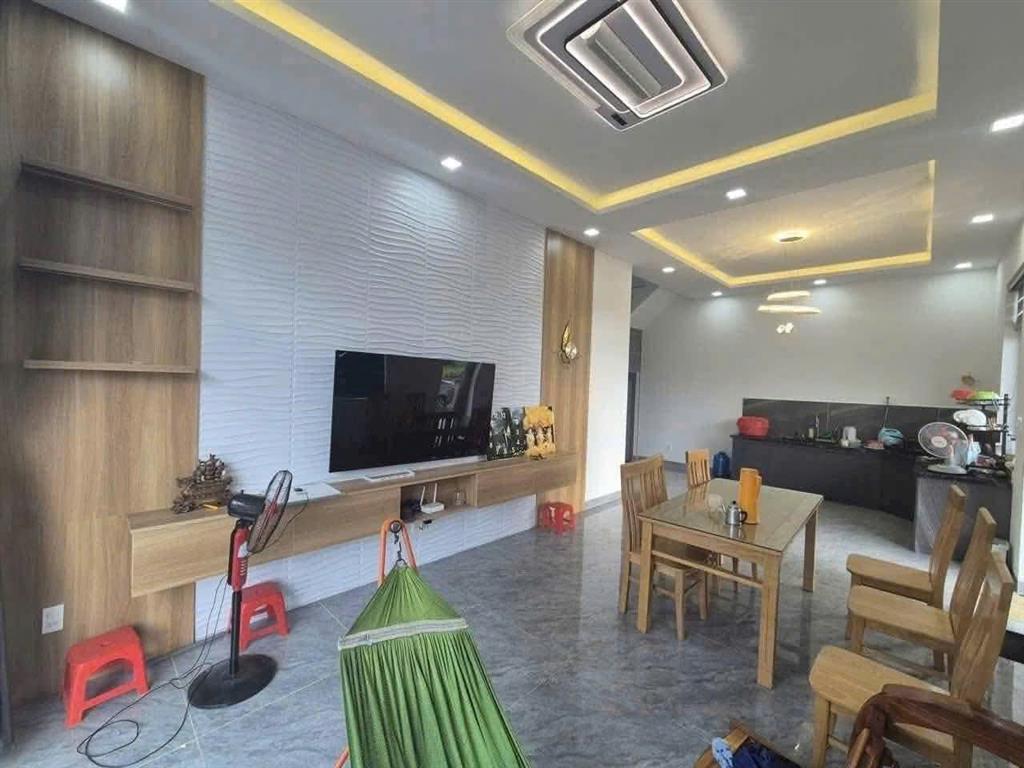 Nhà 1 trệt 1 lầu mới xây  cần bán