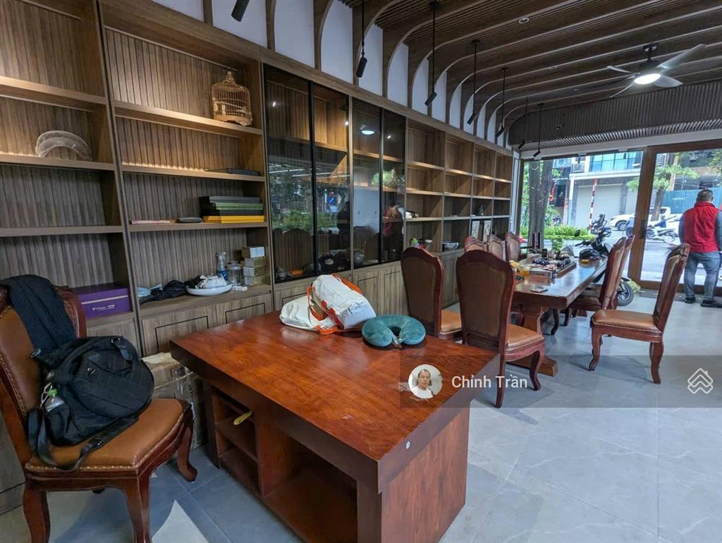 Cc bán tòa vp mặt phố vừa ở vừa kinh doanh. dòng tiền 120 triệu /tháng. sổ vuông đẹp bàn giao ngay