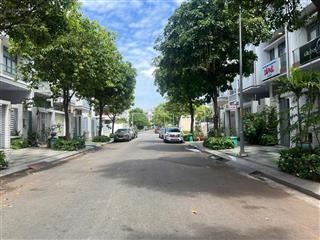 Nguyên căn nhà phố hoàn thiện mới giá thuê 33tr/tháng. vị trí đẹp thoáng mát, thuận tiện di chuyển