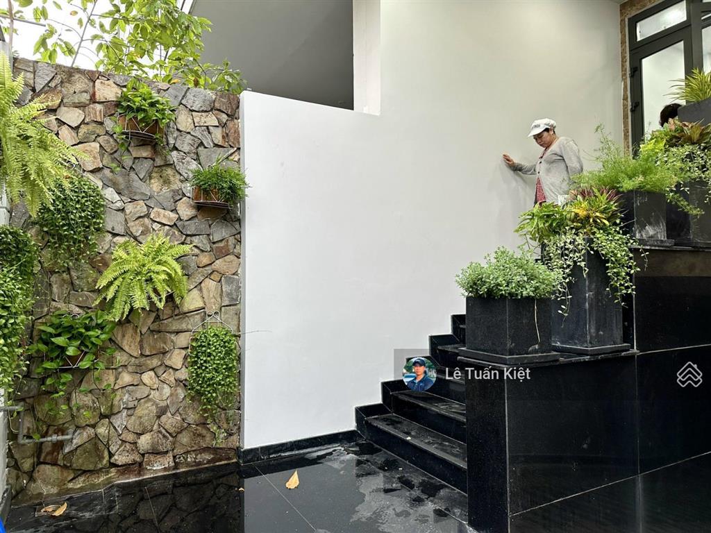 Bán nhà phố hoàn thiện nội thất cao cấp. giá 19 tỷ 100tr. tại kdt vạn phúc city
