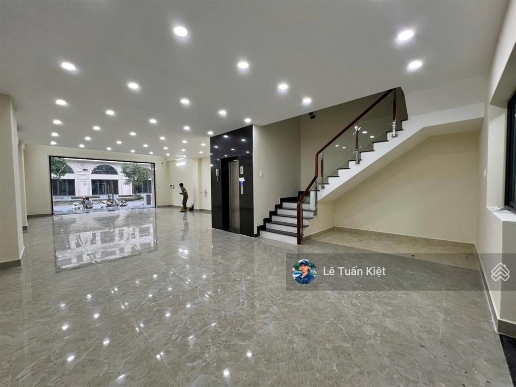 Cho thuê shophoues hoàn thiện dạng văn phòng giá tốt $$ 70tr/ tháng. tại kdt vạn phúc city.