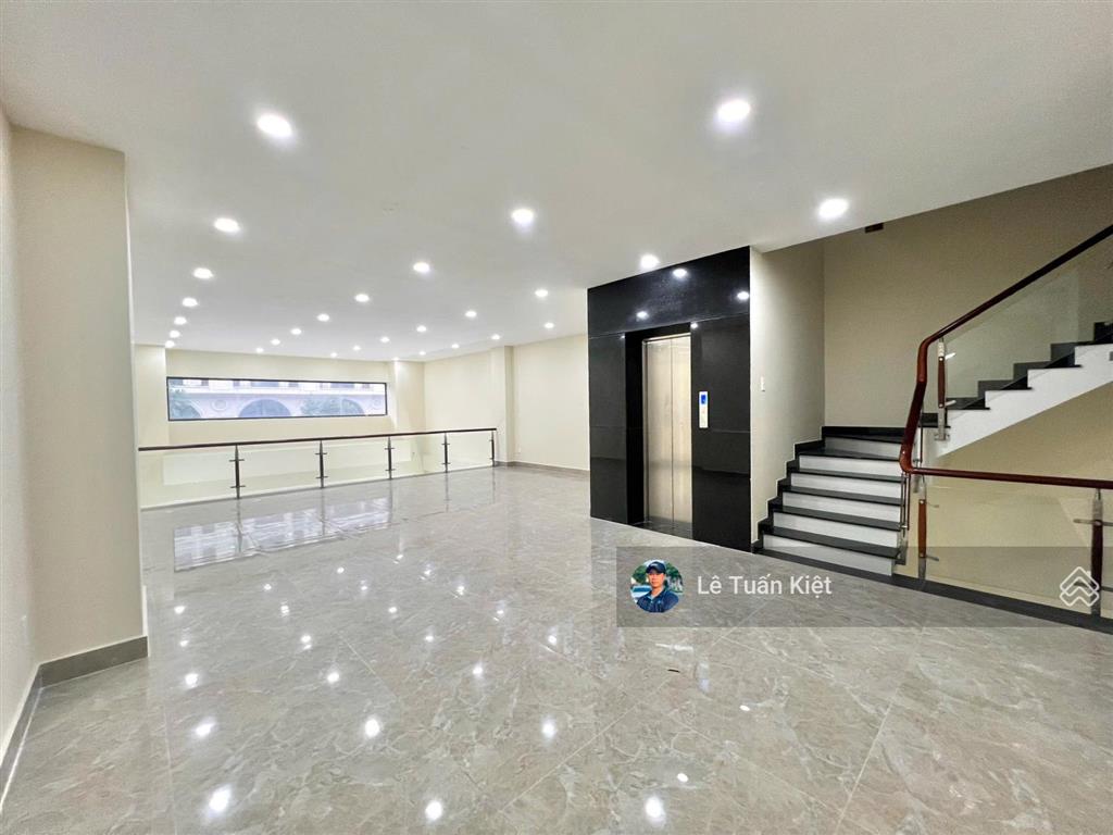 Cho thuê shophoues hoàn thiện dạng văn phòng giá tốt $$ 70tr/ tháng. tại kdt vạn phúc city.