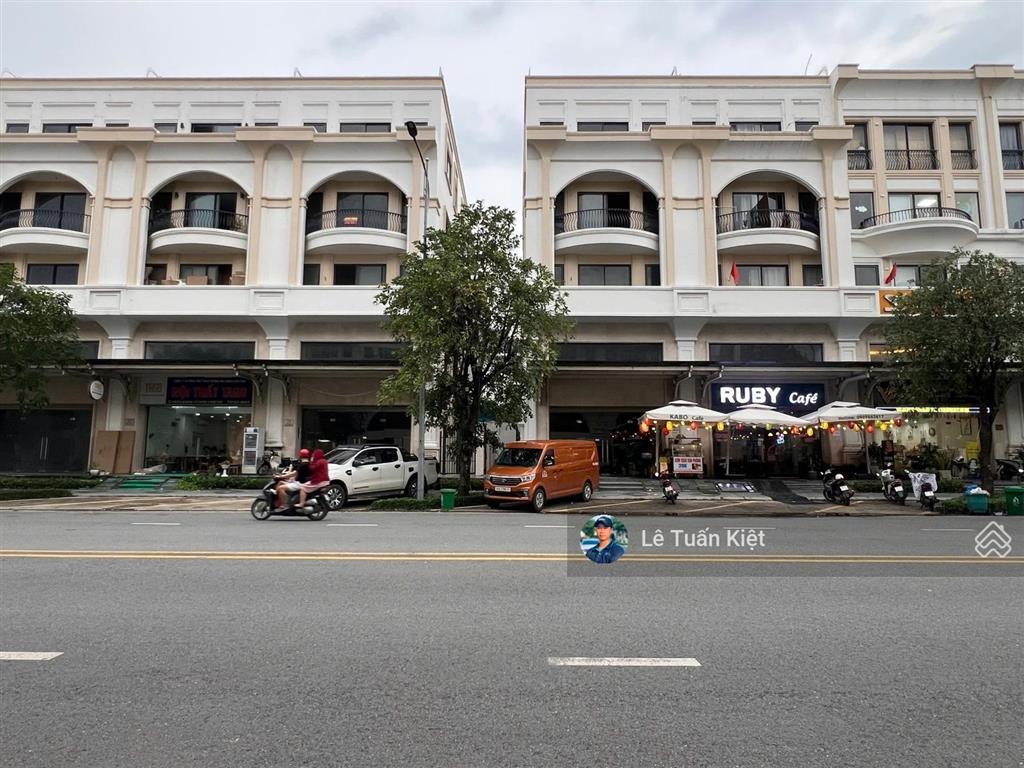 Cho thuê shophoues hoàn thiện dạng văn phòng giá tốt $$ 70tr/ tháng. tại kdt vạn phúc city.