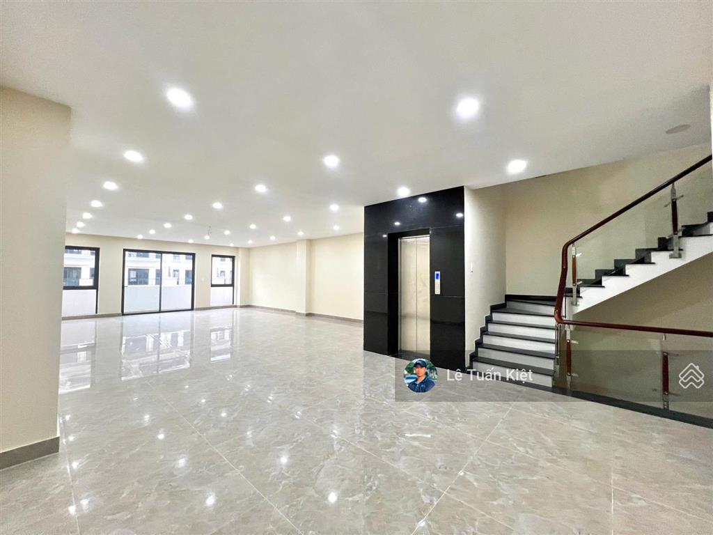 Cho thuê shophoues hoàn thiện dạng văn phòng giá tốt $$ 70tr/ tháng. tại kdt vạn phúc city.