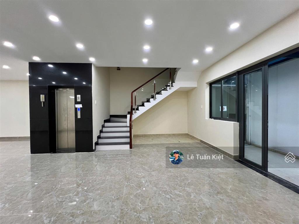 Cho thuê shophoues hoàn thiện dạng văn phòng giá tốt $$ 70tr/ tháng. tại kdt vạn phúc city.