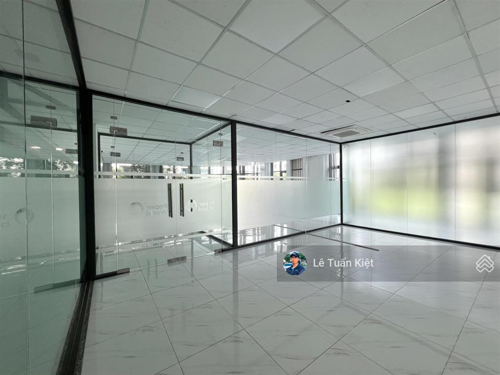 Cho thuê văn phòng 160m2. giá thuê $ 30tr/ tháng( bao thuế). vị trí đẹp góc 2 mặt tại kdt vạn phúc