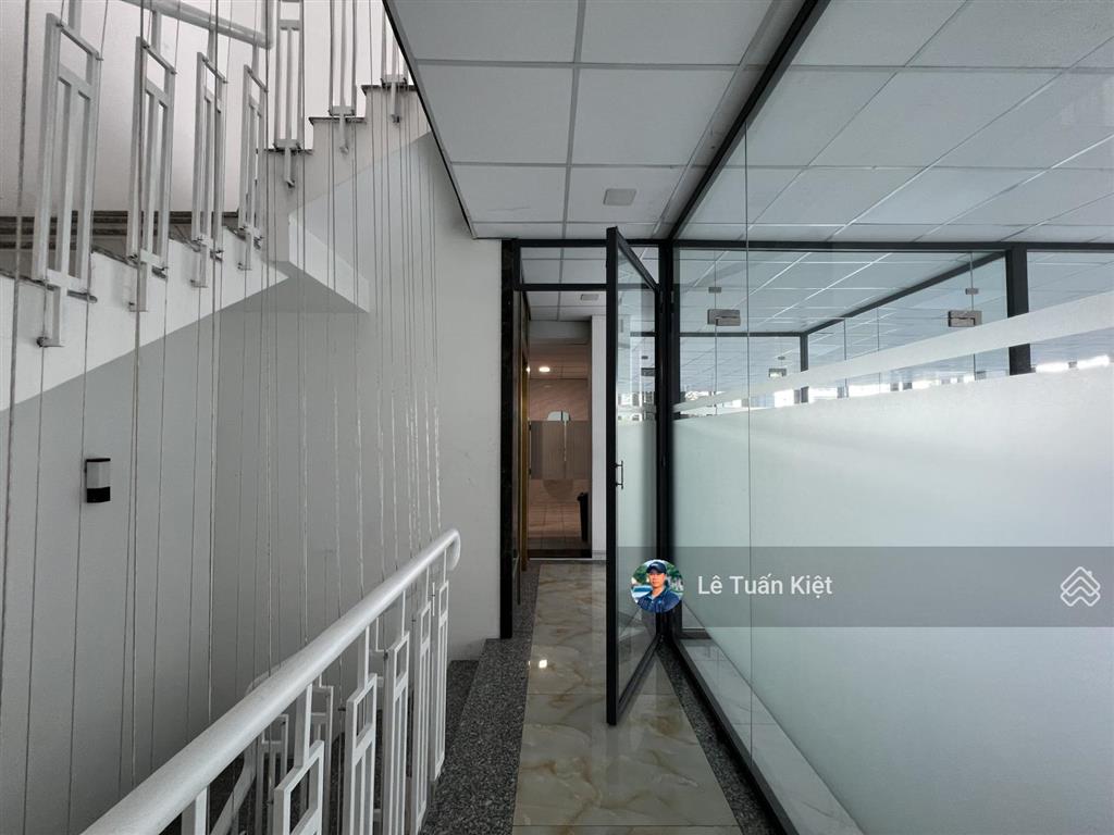 Cho thuê văn phòng 160m2. giá thuê $ 30tr/ tháng( bao thuế). vị trí đẹp góc 2 mặt tại kdt vạn phúc