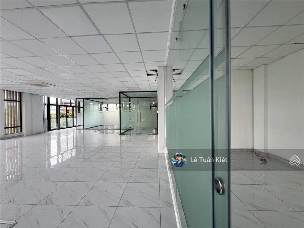 Cho thuê văn phòng 160m2. giá thuê $ 30tr/ tháng( bao thuế). vị trí đẹp góc 2 mặt tại kdt vạn phúc