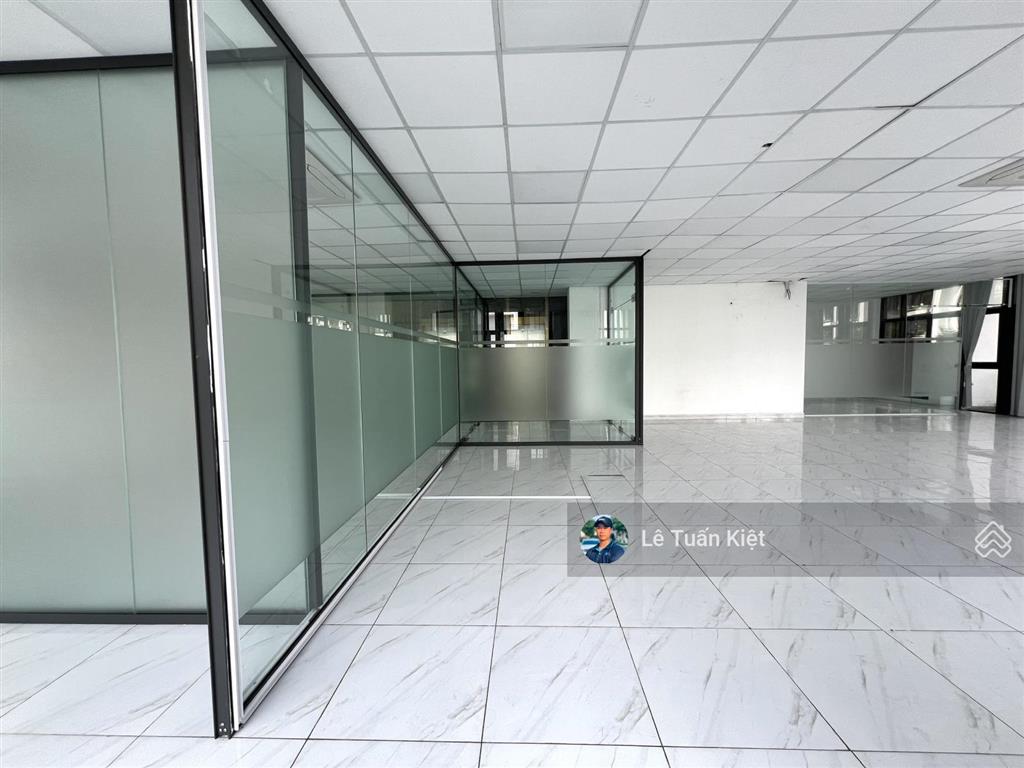 Cho thuê văn phòng 160m2. giá thuê $ 30tr/ tháng( bao thuế). vị trí đẹp góc 2 mặt tại kdt vạn phúc