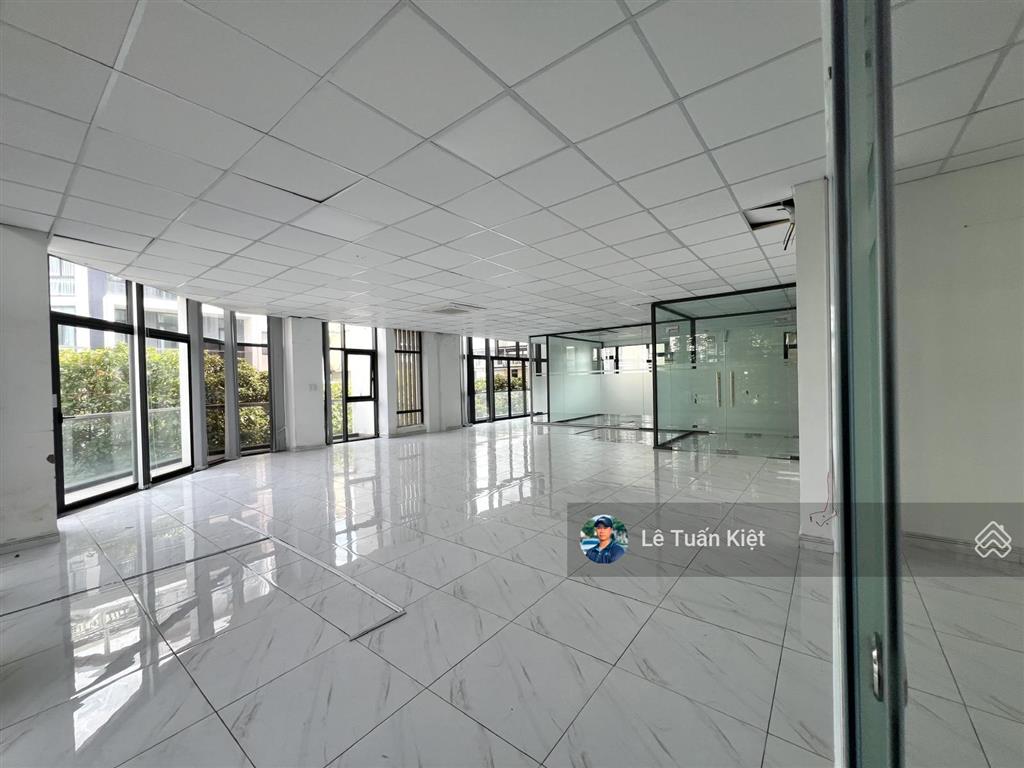 Cho thuê văn phòng 160m2. giá thuê $ 30tr/ tháng( bao thuế). vị trí đẹp góc 2 mặt tại kdt vạn phúc
