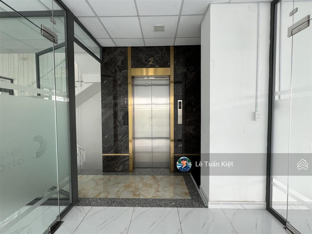 Cho thuê văn phòng 160m2. giá thuê $ 30tr/ tháng( bao thuế). vị trí đẹp góc 2 mặt tại kdt vạn phúc