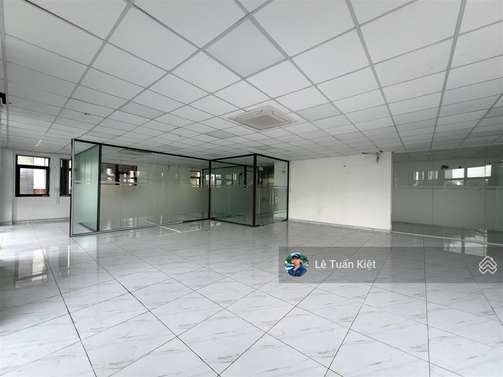 Cho thuê văn phòng 160m2. giá thuê $ 30tr/ tháng( bao thuế). vị trí đẹp góc 2 mặt tại kdt vạn phúc
