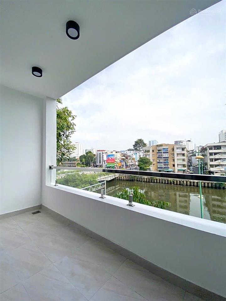 Cho thuê căn hộ mới 100%, full nội thất, ban công, máy giặt riềng, gần toà nhà viettel