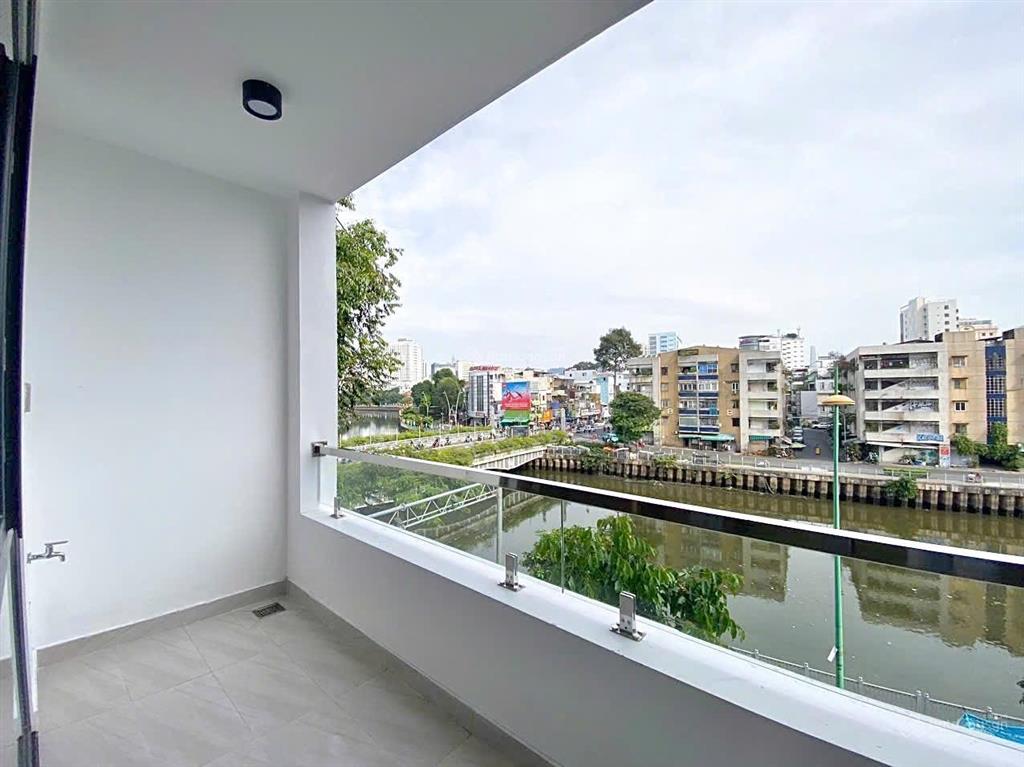 Cho thuê căn hộ mới 100%, full nội thất, ban công, máy giặt riềng, gần toà nhà viettel