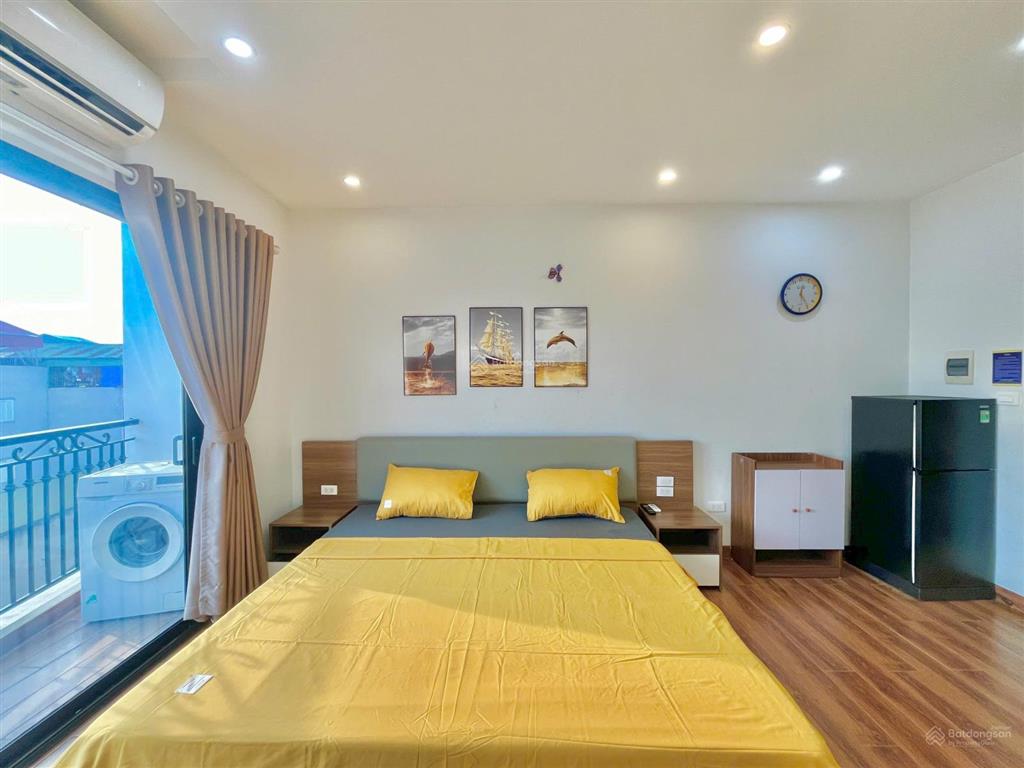 Trống phòng full đồ  ban công  mặt đường lớn ô tô đỗ cửa