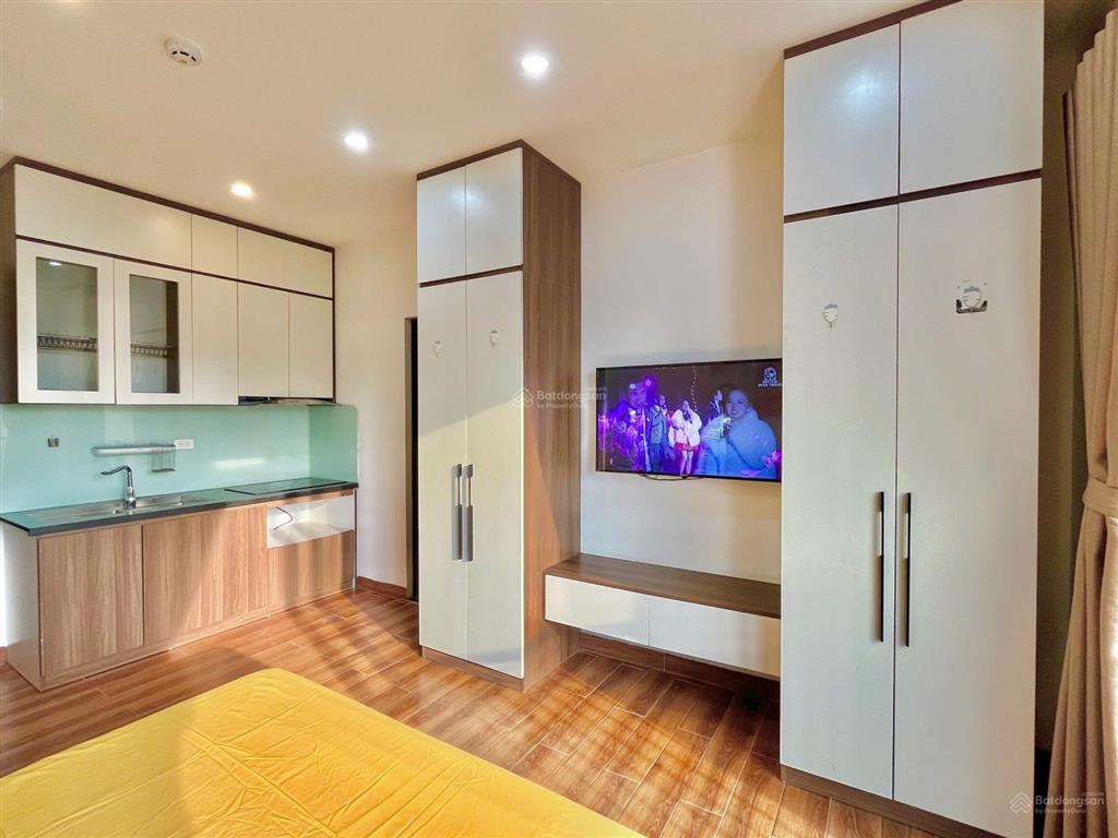 Trống phòng full đồ  ban công  mặt đường lớn ô tô đỗ cửa