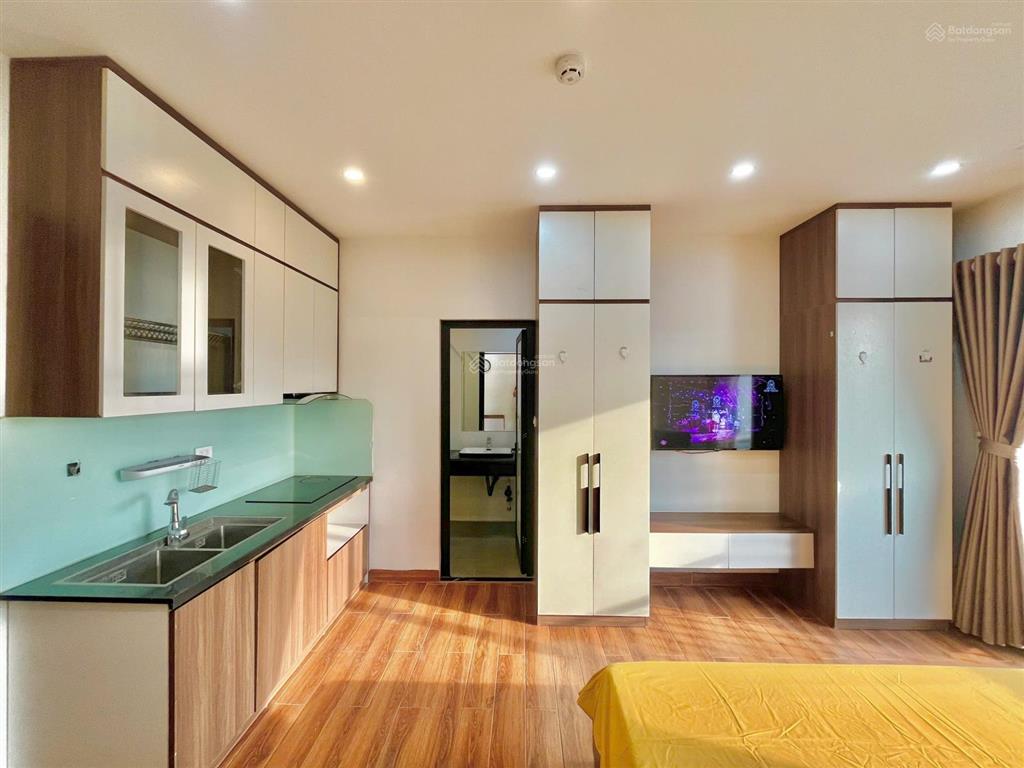 Trống phòng full đồ  ban công  mặt đường lớn ô tô đỗ cửa