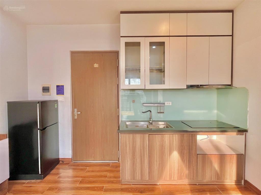 Trống phòng full đồ  ban công  mặt đường lớn ô tô đỗ cửa