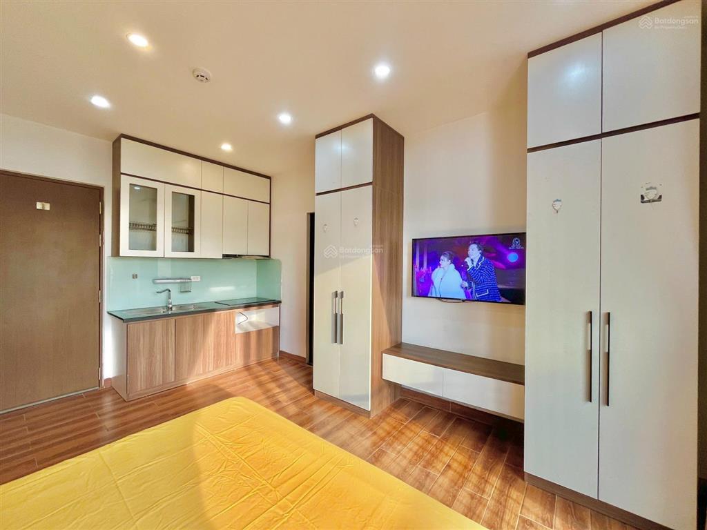 Trống phòng full đồ  ban công  mặt đường lớn ô tô đỗ cửa