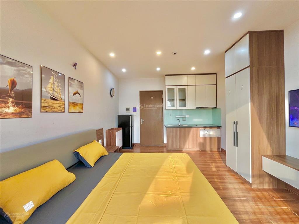 Trống phòng full đồ  ban công  mặt đường lớn ô tô đỗ cửa