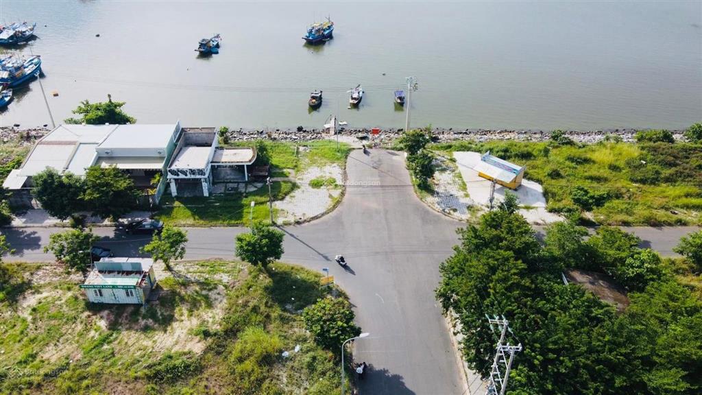 Cần bán lô đất mt biệt thự đường 7m5 trần sâm khu sea  dt 180m2