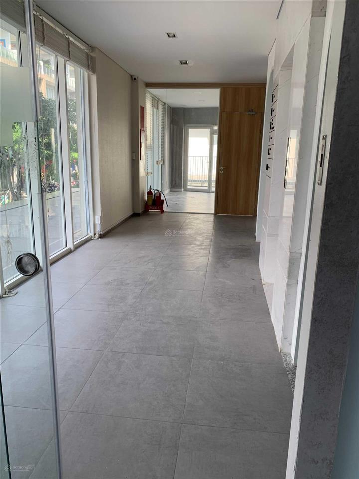 Chính chủ cho thuê tầng trệt, văn phòng full nội thất, bao phí 9 tr/th thuận ngay công viên