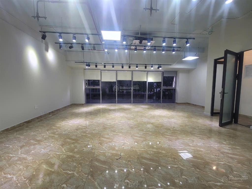 Cho thuê shophouse sarimi 3 tầng giá 90 triệu/tháng.  0906 661 *** em vương
