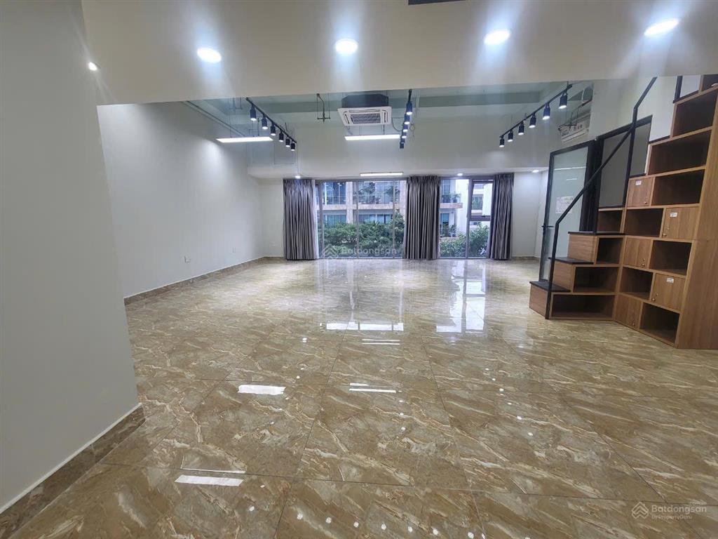 Cho thuê shophouse sarimi 3 tầng giá 90 triệu/tháng.  0906 661 *** em vương