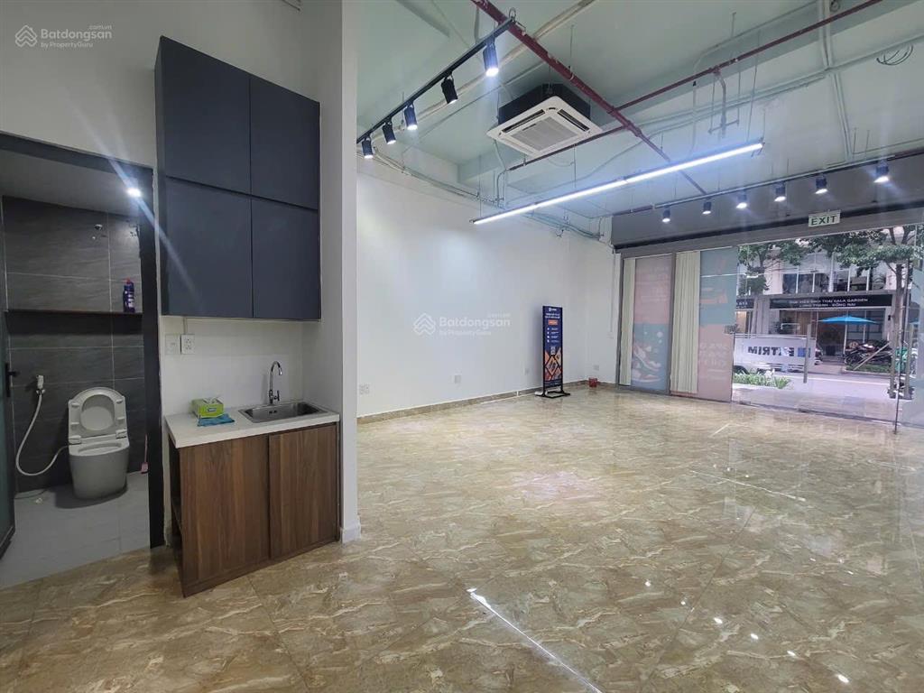 Cho thuê shophouse sarimi 3 tầng giá 90 triệu/tháng.  0906 661 *** em vương