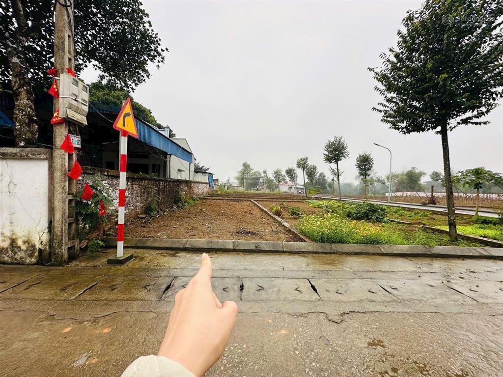 Cắt lỗ 200tr lô đất 61m2 trục chính đồng trạng cổ đông.sát 5p di chuyển ra đh quốc gia, fpt và ql21
