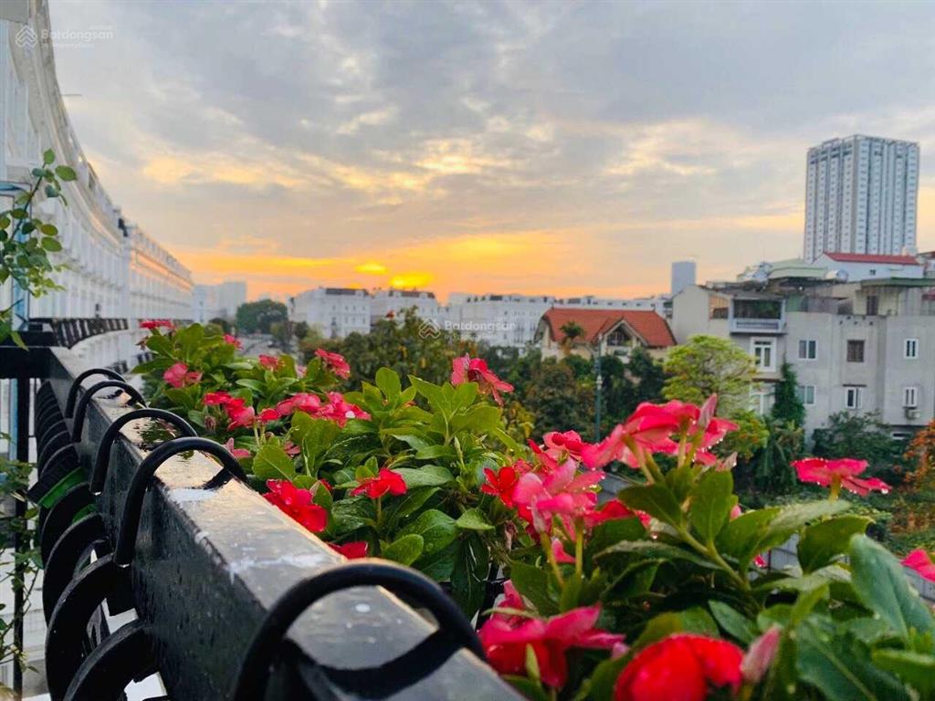 Cắt lỗ !!!chính chủ gửi bán căn lk louis 1 trục trung tâm 21m hướng đông nam kđt louis city