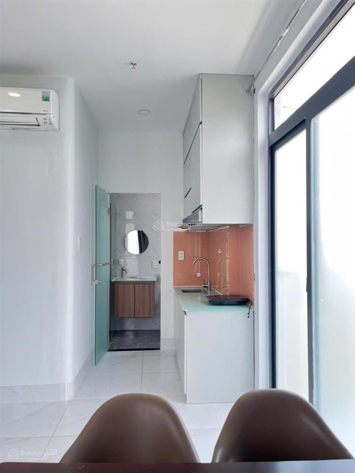 Trống lại căn hộ 1 phòng ngủ, cửa sổ lớn đón nắng  full nội thất hiện đại, thang máy, hầm xe