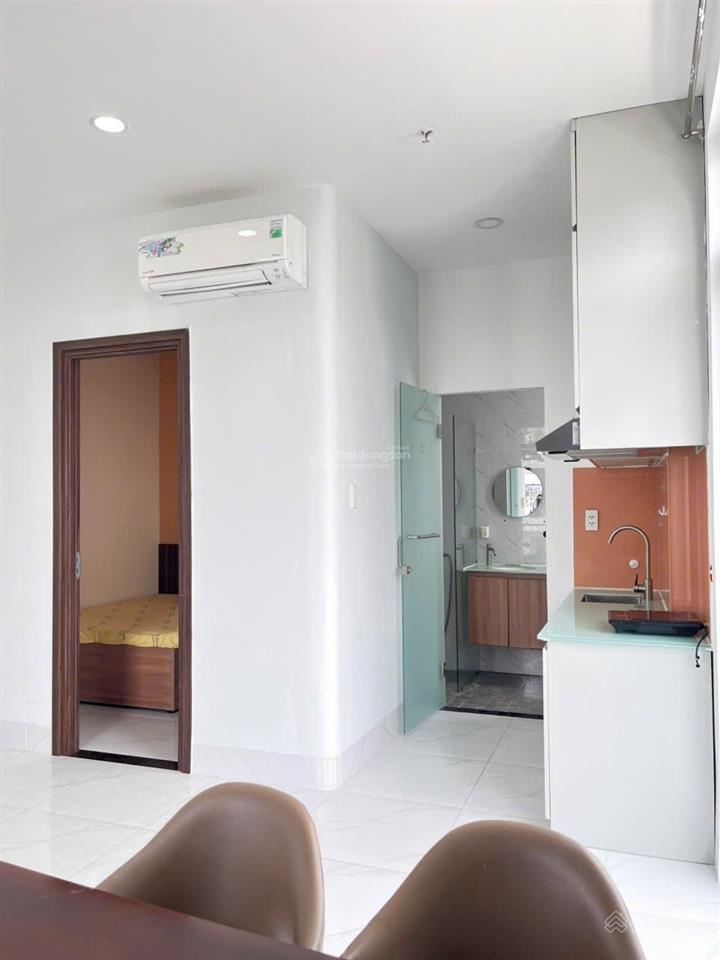 Trống lại căn hộ 1 phòng ngủ, cửa sổ lớn đón nắng  full nội thất hiện đại, thang máy, hầm xe