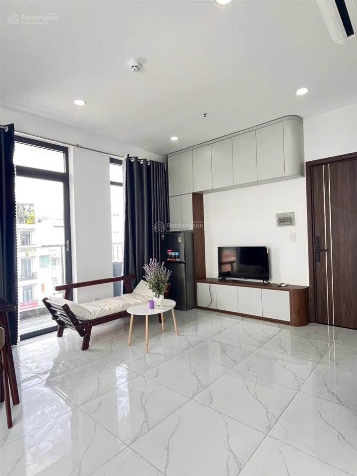 Trống lại căn hộ 1 phòng ngủ, cửa sổ lớn đón nắng  full nội thất hiện đại, thang máy, hầm xe