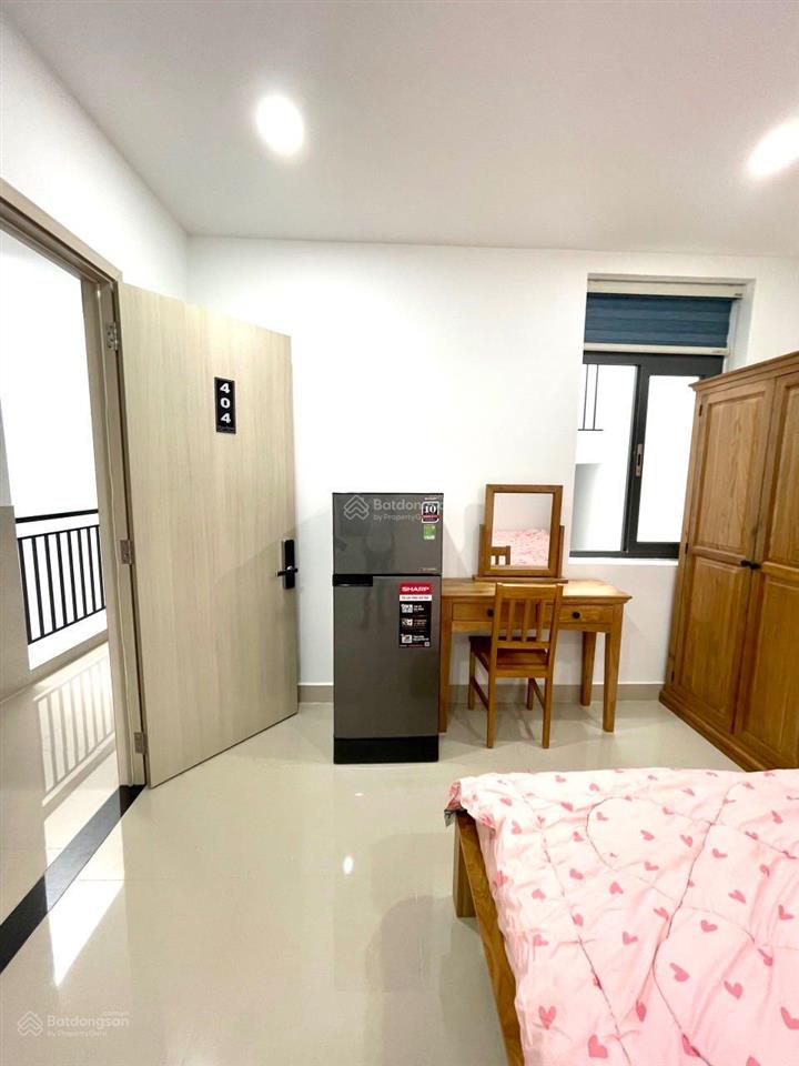 Chdv đầy đủ nội thất  thang máy  nhà xe  gần ngã 4 phú nhuận